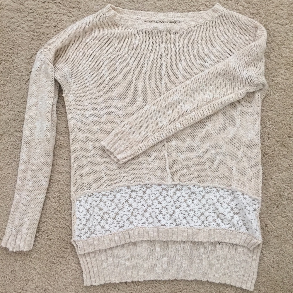 Sweater with flower-lace lining